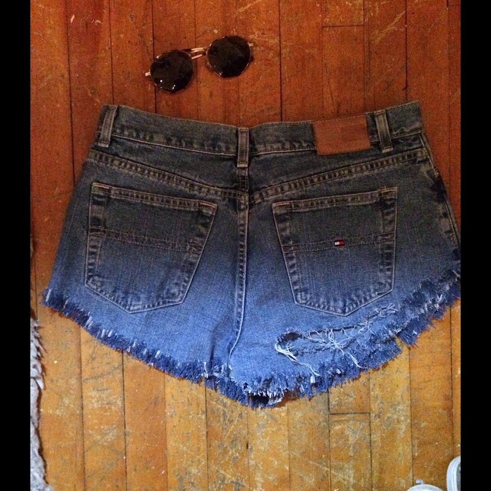 😍 distressed vintage Tommy Hilfiger shorts